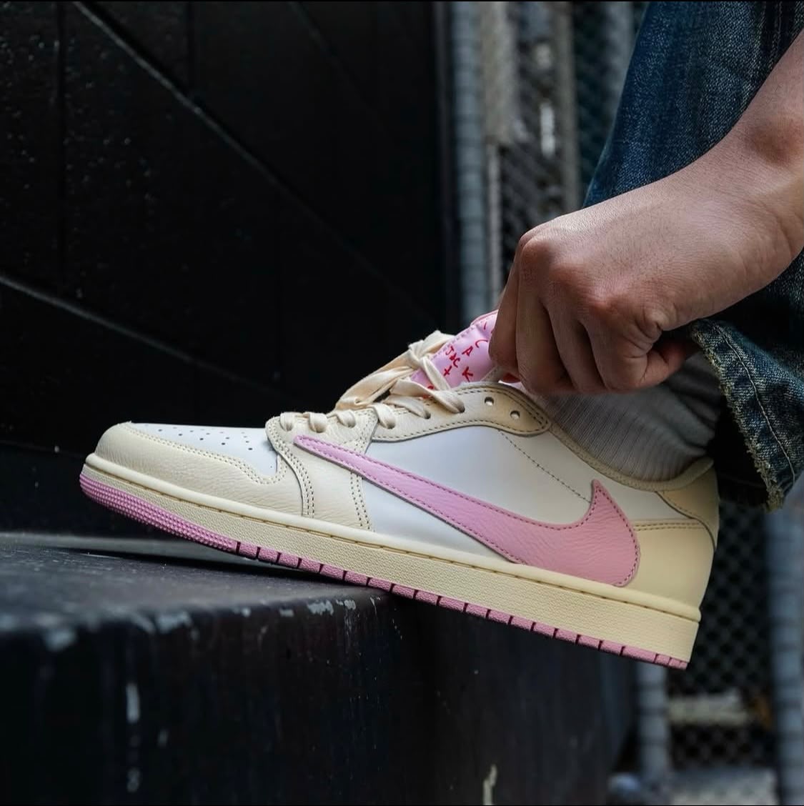 Nike x Travis Scott Air Jordan 1 Low OG "Shy Pink"