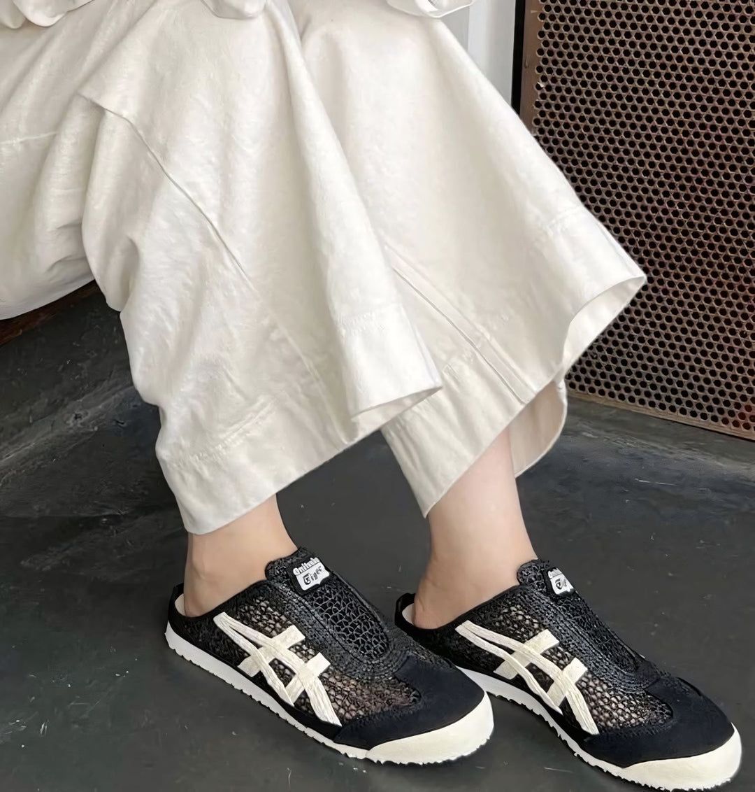 Orixa Kicks Mexico 66 Sabot in black and white, showing the stylish sneaker with classic design and contrasting color details.