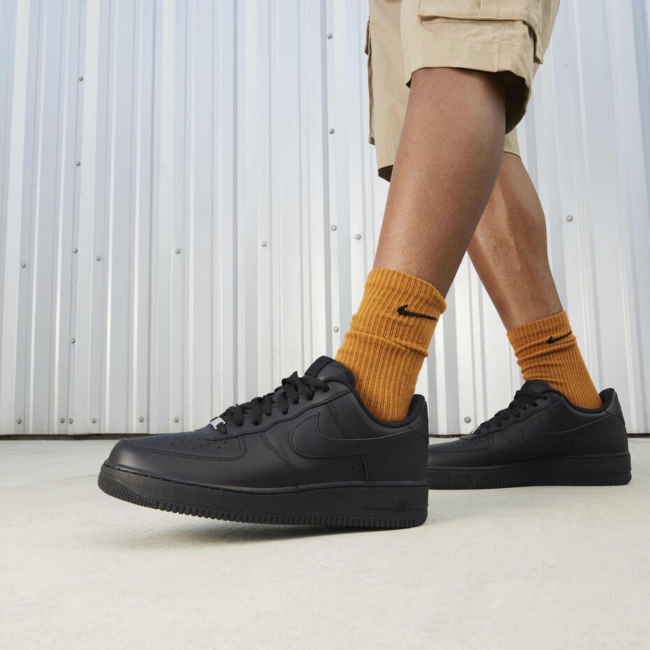 Orixa Kicks Airforce 1 black sneakers with white soles, featuring classic Nike design and sleek black leather upper.